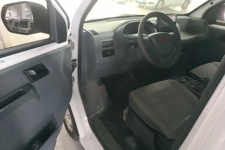 Used Wuling Yangguang 2024 230km Practical Enclosed-Window Version 60kW Driver Seat