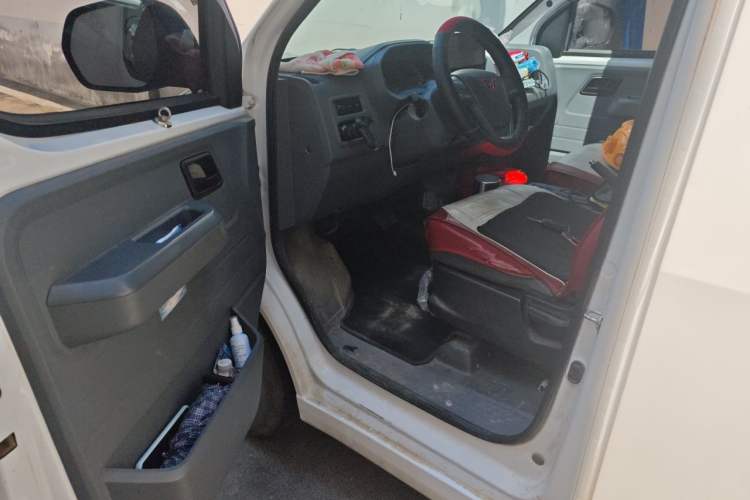 Used Wuling Yangguang 2024 300km Comfort-Grade Passenger Van 60kW Driver Seat