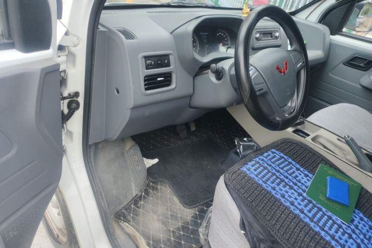 Used Wuling Yangguang 2024 300KM Comfort Version Passenger Van 75kW Driver Seat