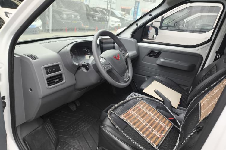 Used Wuling Yangguang 2024 300km Comfort Version with Sealed Windows 60kW Driver Seat