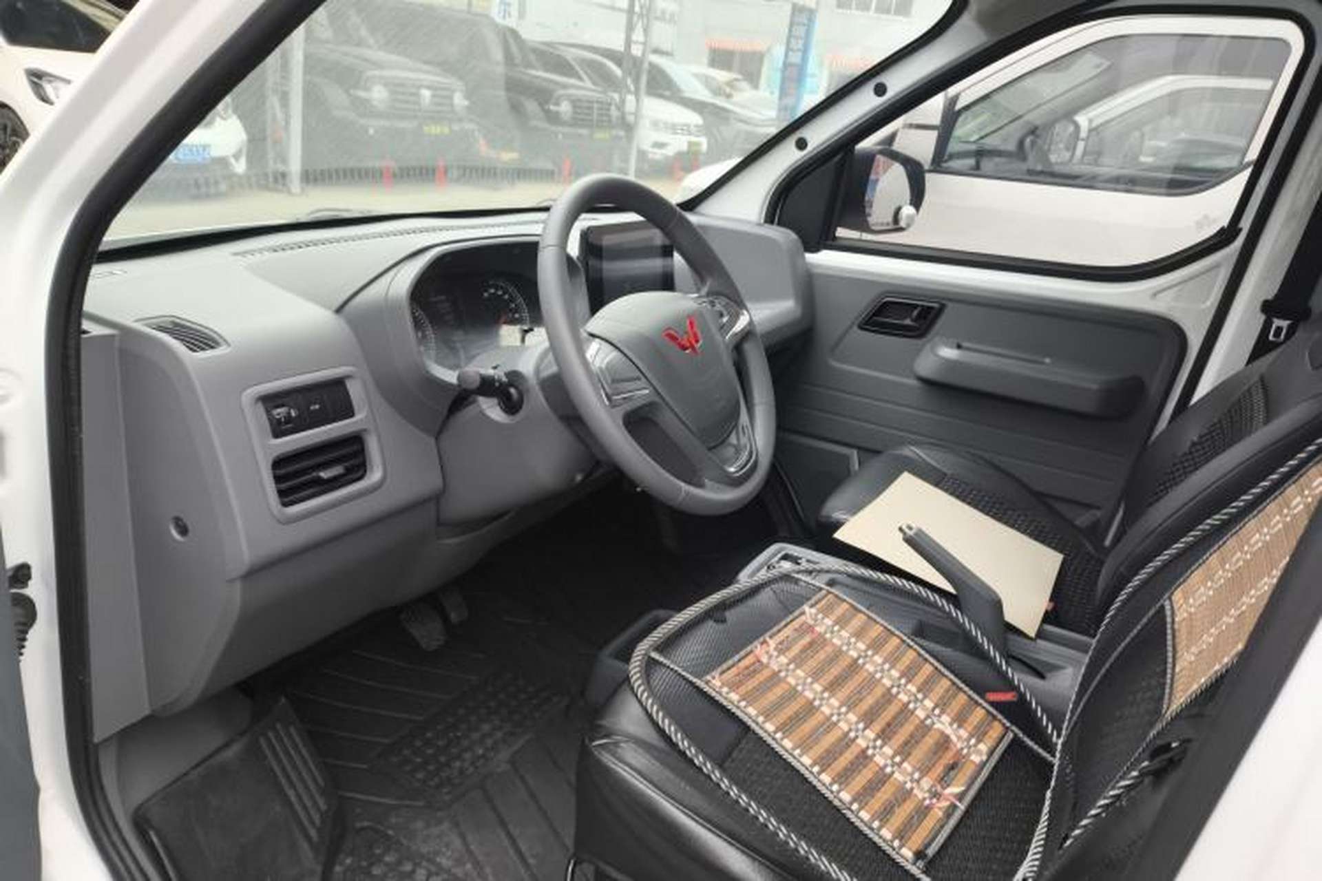 Used Wuling Yangguang 2024 300km Comfort Version with Sealed Windows 60kW Driver Seat