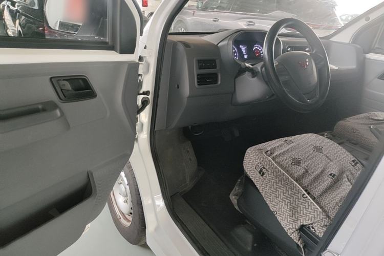 Used Wuling Yangguang 2024 300KM Comfort Version Passenger Van 75kW Driver Seat