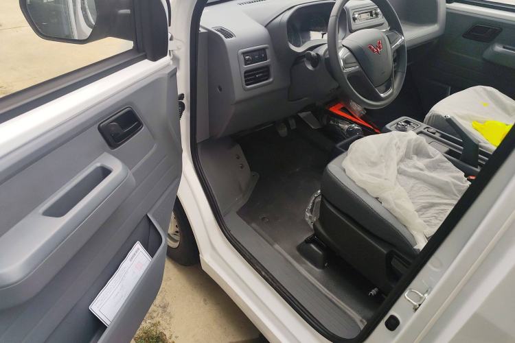 Used Wuling Yangguang 2024 300KM Comfort Version Passenger Van 75kW Driver Seat