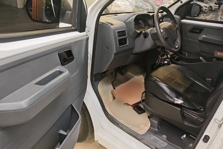 Used Wuling Yangguang 2024 300km Comfort-Grade Passenger Van 60kW Driver Seat