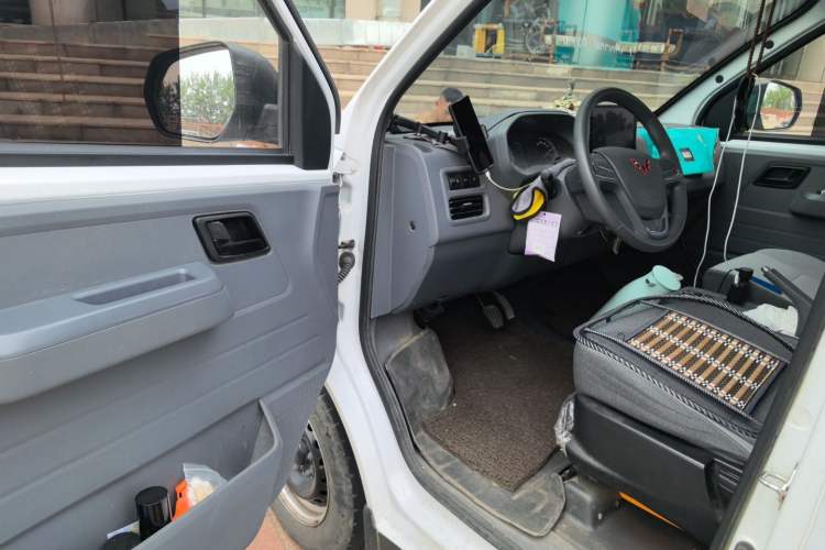 Used Wuling Yangguang 2024 300KM Comfort Version Passenger Van 75kW Driver Seat