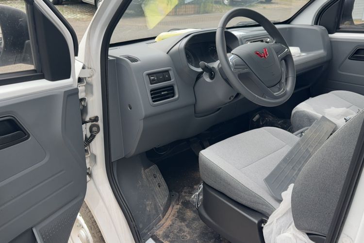 Used Wuling Yangguang 2024 300KM Comfort Version Passenger Van 75kW Driver Seat