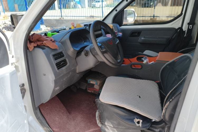 Used Wuling Yangguang 2024 300km Comfort-Grade Passenger Van 60kW Driver Seat
