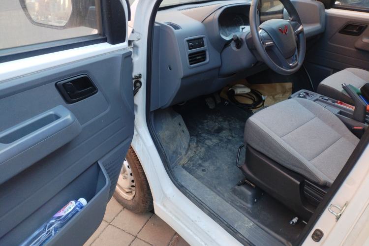 Used Wuling Yangguang 2024 300KM Comfort Version Passenger Van 75kW Driver Seat