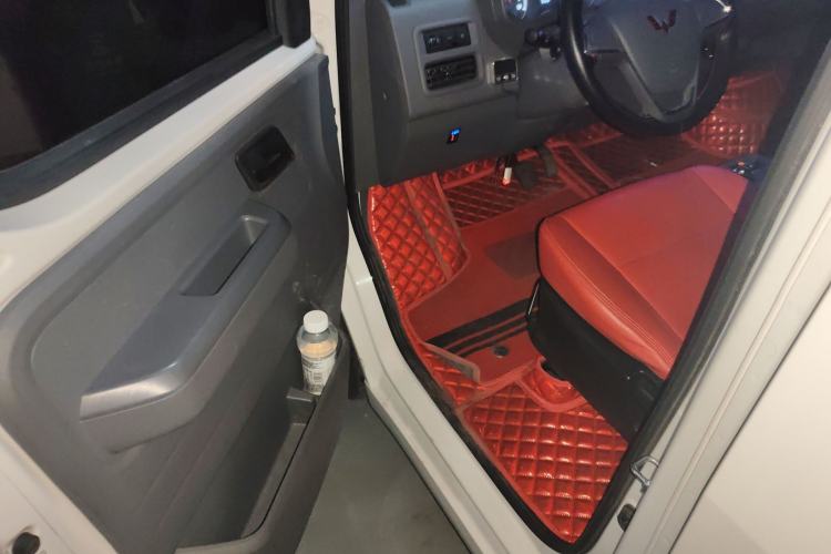 Used Wuling Yangguang 2024 300KM Comfort Version Passenger Van 75kW Driver Seat