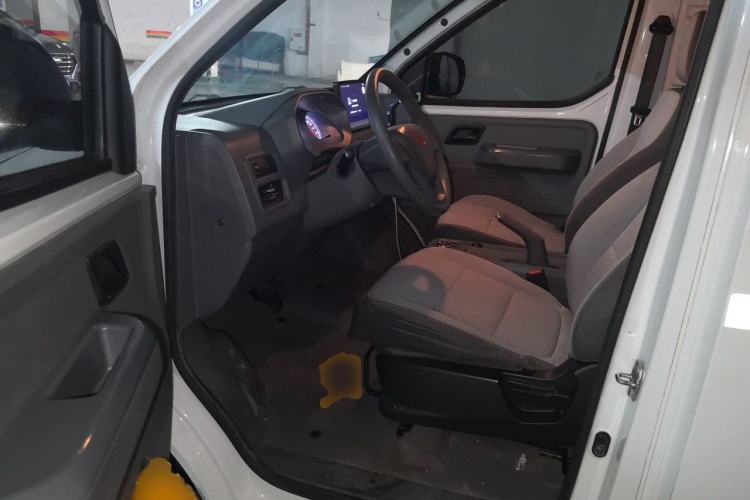 Used Wuling Yangguang 2024 300km Comfort Version with Sealed Windows 60kW Driver Seat