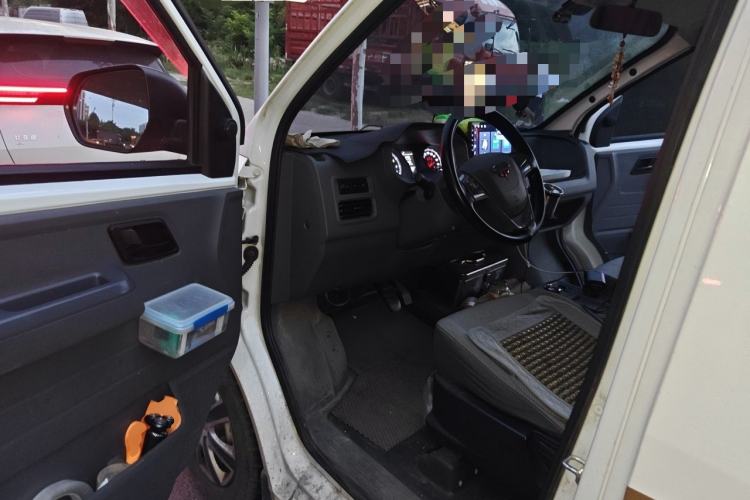 Used Wuling Yangguang 2024 300KM Comfort Version Passenger Van 75kW Driver Seat