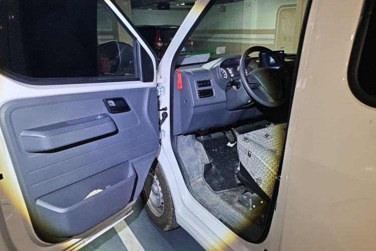 Used Wuling Yangguang 2024 300KM Comfort Version Passenger Van 75kW Driver Seat