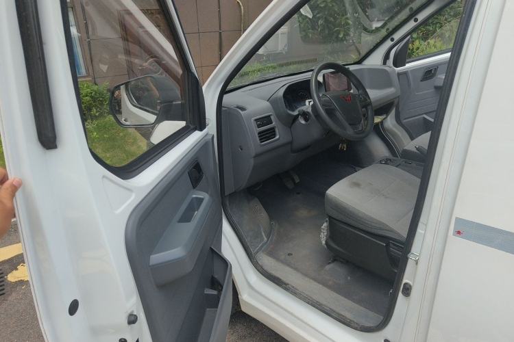 Used Wuling Yangguang 2024 300km Comfort Version with Sealed Windows 60kW Driver Seat