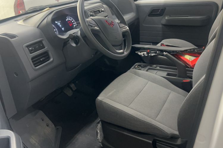 Used Wuling Yangguang 2024 300KM Comfort Version Passenger Van 75kW Driver Seat