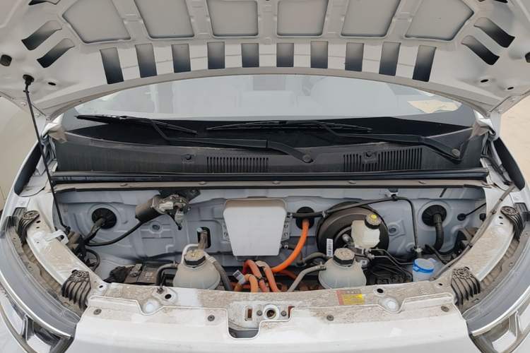 Used Wuling Yangguang 2024 300KM Comfort Version Passenger Van 75kW Engine Bay
