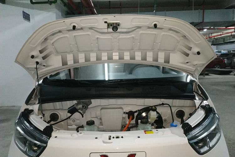 Used Wuling Yangguang 2024 300km Range Practical Window-Sealed Version 60kW Engine Bay