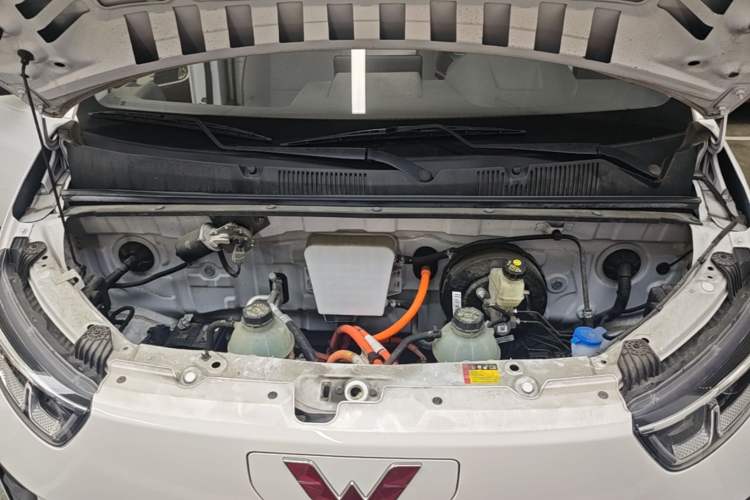Used Wuling Yangguang 2024 300km Comfort Version with Sealed Windows 60kW Engine Bay