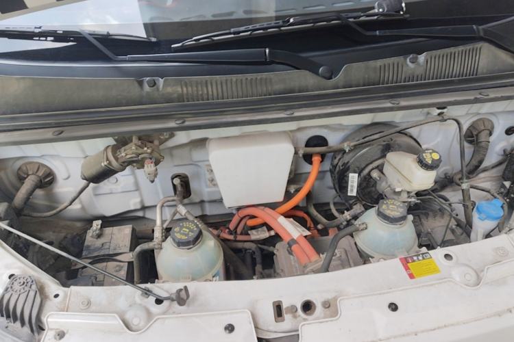 Used Wuling Yangguang 2024 300km Range Practical Window-Sealed Version 60kW Engine Bay