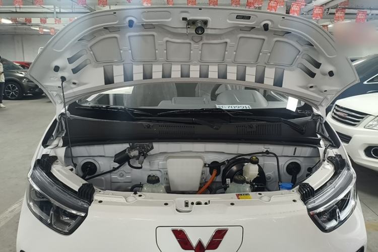 Used Wuling Yangguang 2024 300KM Comfort Version Passenger Van 75kW Engine Bay