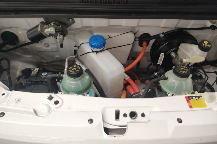 Used Wuling Yangguang 2024 300km Comfort-Grade Passenger Van 60kW Engine Bay