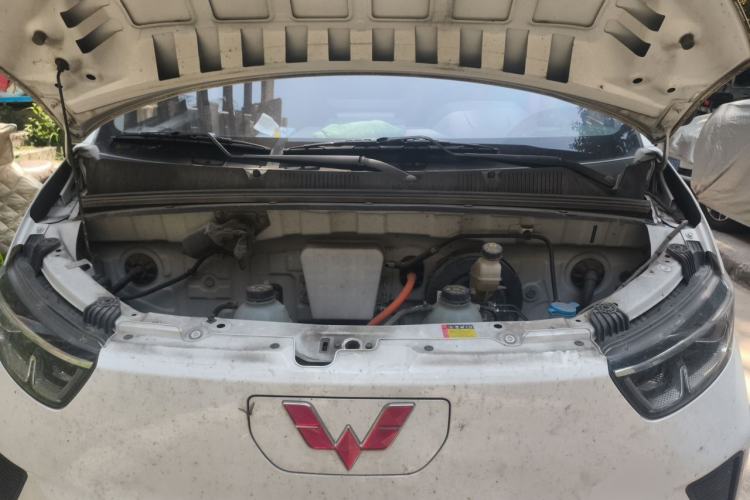 Used Wuling Yangguang 2024 300KM Comfort Version Passenger Van 75kW Engine Bay