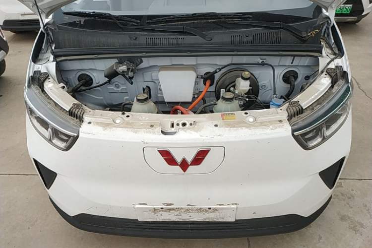 Used Wuling Yangguang 2024 300KM Comfort Version Passenger Van 75kW Engine Bay