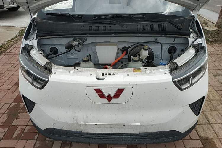 Used Wuling Yangguang 2024 300KM Comfort Version Passenger Van 75kW Engine Bay