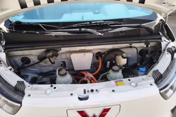 Used Wuling Yangguang 2024 300KM Comfort Version Passenger Van 75kW Engine Bay