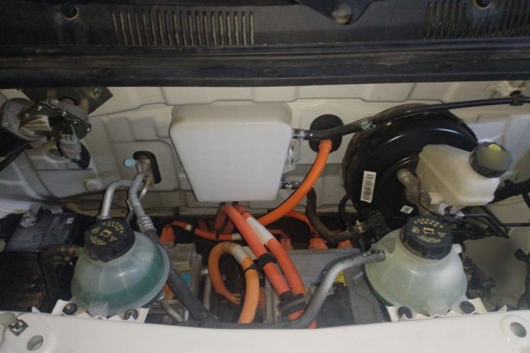 Used Wuling Yangguang 2024 300km Range Practical Window-Sealed Version 60kW Engine Bay