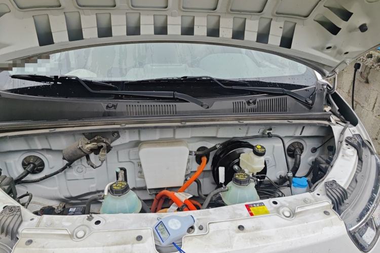 Used Wuling Yangguang 2024 300KM Comfort Version Passenger Van 75kW Engine Bay