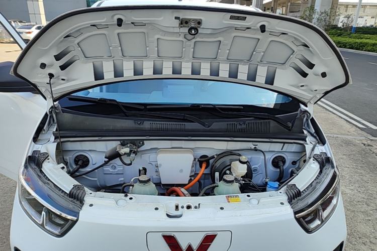 Used Wuling Yangguang 2024 300KM Comfort Version Passenger Van 75kW Engine Bay