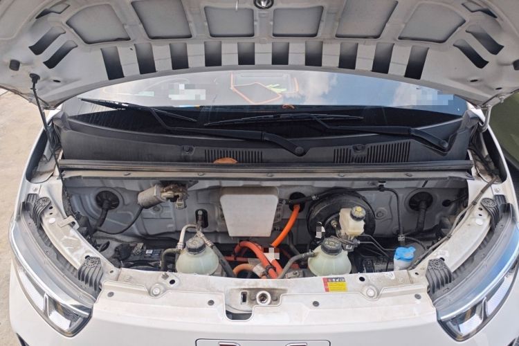 Used Wuling Yangguang 2024 300km Comfort-Grade Passenger Van 60kW Engine Bay