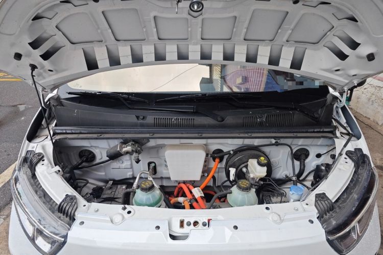 Used Wuling Yangguang 2024 300km Comfort Version with Sealed Windows 60kW Engine Bay