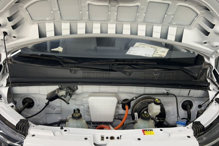 Used Wuling Yangguang 2024 300KM Comfort Version Passenger Van 75kW Engine Bay