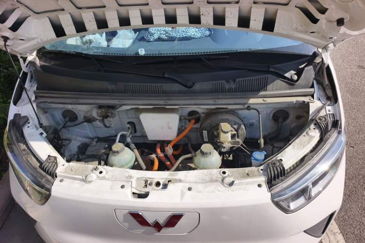 Used Wuling Yangguang 2024 300km Range Practical Window-Sealed Version 60kW Engine Bay