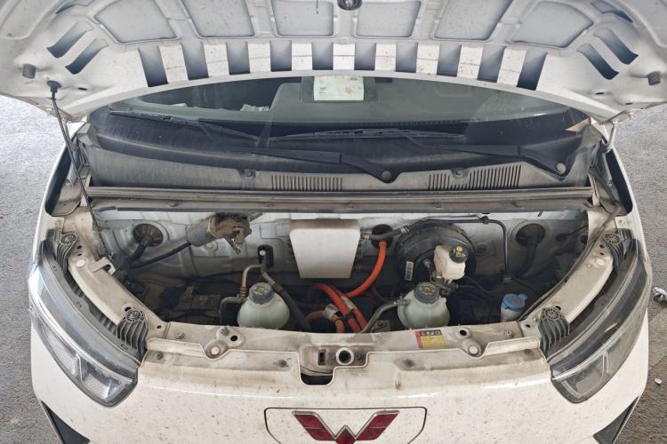 Used Wuling Yangguang 2024 300KM Comfort Version Passenger Van 75kW Engine Bay