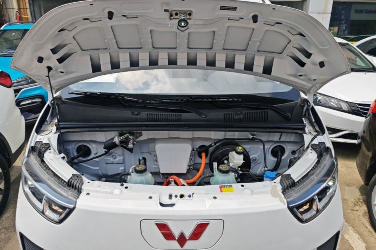 Used Wuling Yangguang 2024 300KM Comfort Version Passenger Van 75kW Engine Bay