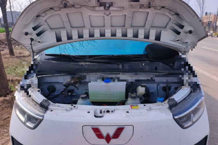 Used Wuling Yangguang 2024 300KM Comfort Version Passenger Van 75kW Engine Bay