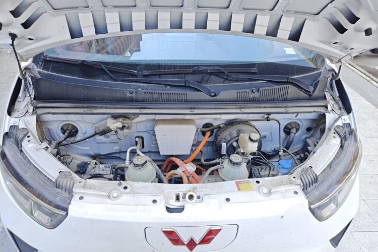 Used Wuling Yangguang 2024 300KM Comfort Version Passenger Van 75kW Engine Bay