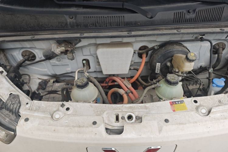 Used Wuling Yangguang 2024 300km Comfort-Grade Passenger Van 60kW Engine Bay