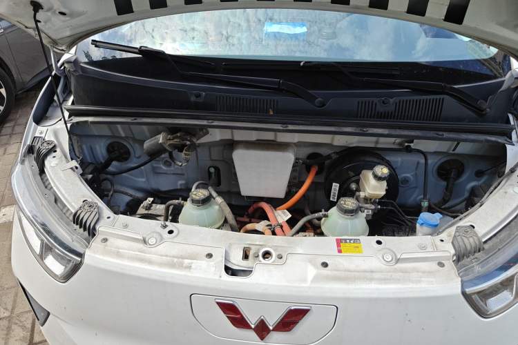 Used Wuling Yangguang 2024 300KM Comfort Version Passenger Van 75kW Engine Bay