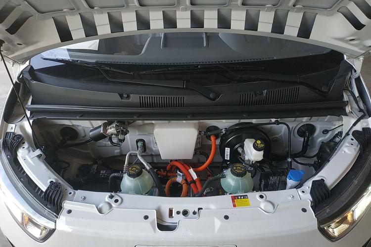 Used Wuling Yangguang 2024 300KM Comfort Version Passenger Van 75kW Engine Bay