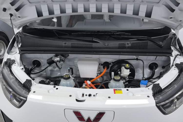 Used Wuling Yangguang 2024 300KM Comfort Version Passenger Van 75kW Engine Bay