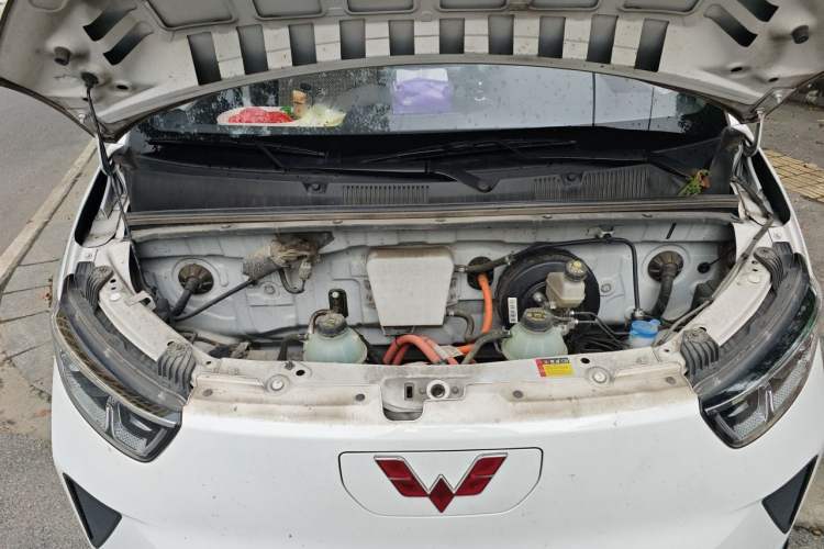 Used Wuling Yangguang 2024 300KM Comfort Version Passenger Van 75kW Engine Bay