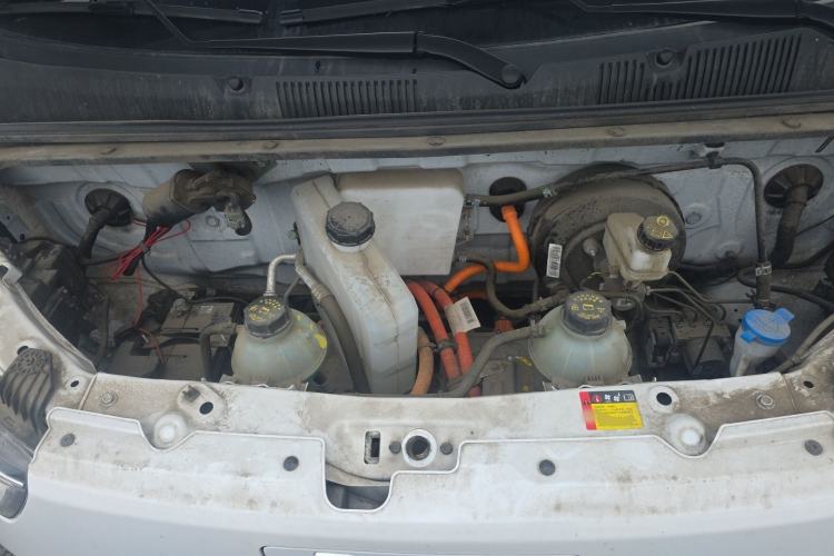 Used Wuling Yangguang 2024 300KM Comfort Version Passenger Van 75kW Engine Bay