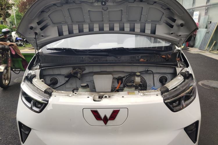 Used Wuling Yangguang 2024 300km Comfort Version with Sealed Windows 60kW Engine Bay