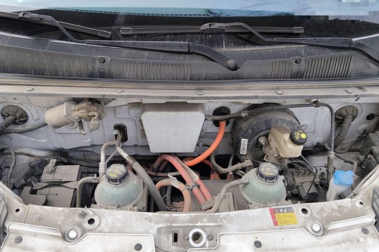 Used Wuling Yangguang 2024 300KM Comfort Version Passenger Van 75kW Engine Bay