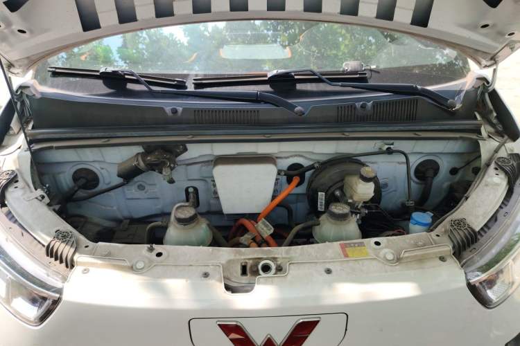 Used Wuling Yangguang 2024 300km Comfort Version with Sealed Windows 60kW Engine Bay