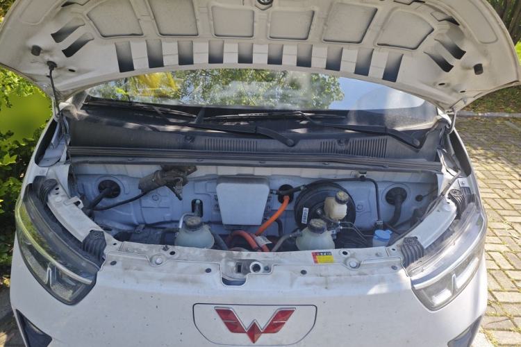 Used Wuling Yangguang 2024 300km Comfort Version with Sealed Windows 60kW Engine Bay