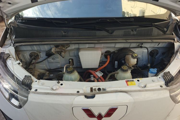 Used Wuling Yangguang 2024 300KM Comfort Version Passenger Van 75kW Engine Bay